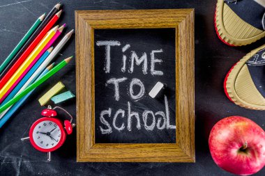 Okul eğitim malzemeleri kara tahta zemin üzerinde