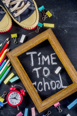 Okul eğitim malzemeleri kara tahta zemin üzerinde
