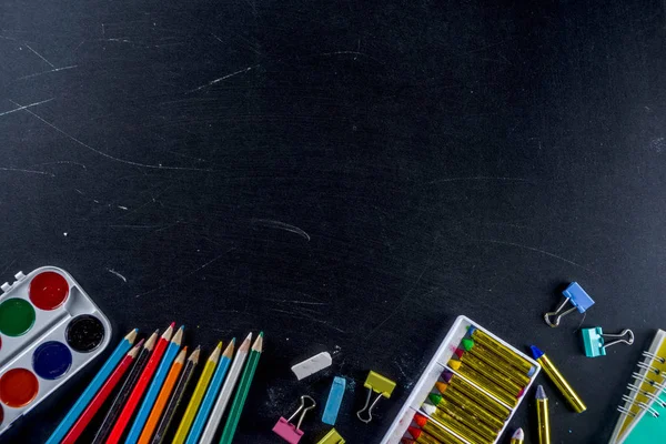 Material de ensino escolar em pano de fundo quadro — Fotografia de Stock