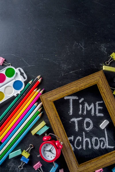 Material de ensino escolar em pano de fundo quadro — Fotografia de Stock