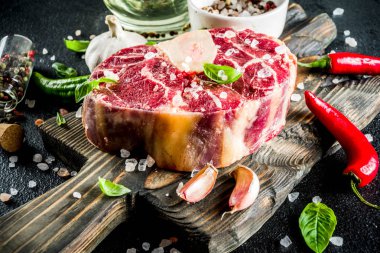 Baharatlar ile ham makarnaları Sığır biftek