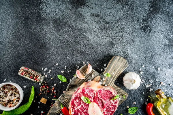 Surové OSSOBUCO hovězí steak s kořením — Stock fotografie
