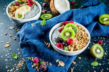Granola chia tohum yoğurt, taze meyve ve çilek ile