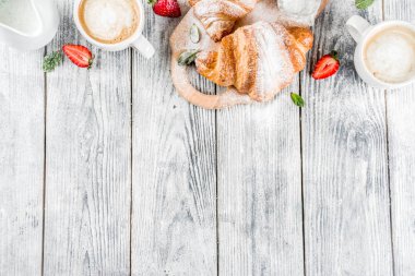 Kahve ve kruvasan kahvaltı konsepti