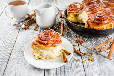 Şeker buzlanma ile tarçın rulo