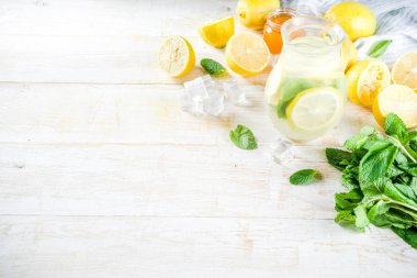 Ev yapımı ekşi kokteyl limonata