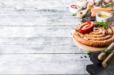 Izgara için hazır çeşitli sosis