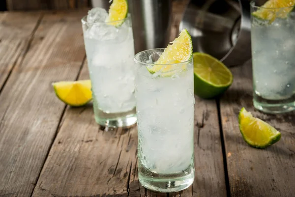 Coquetel alcoólico com limão — Fotografia de Stock