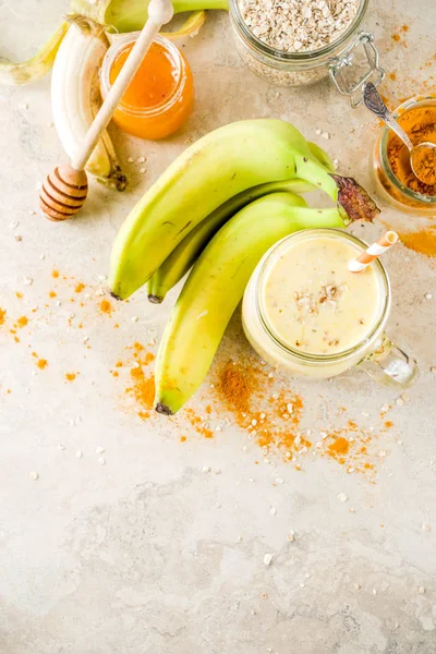 Batido con plátano, avena y cúrcuma —  Fotos de Stock