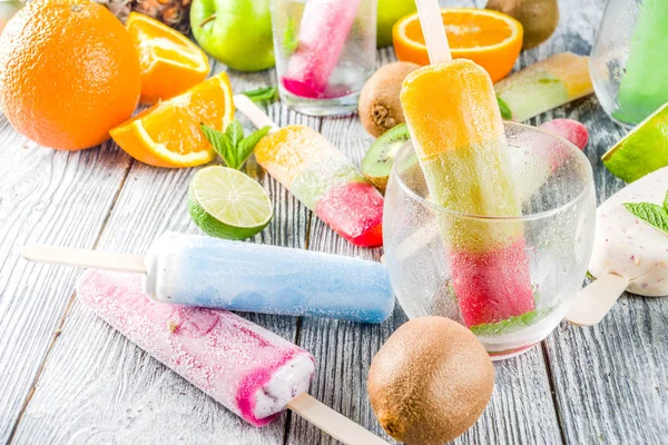 Барвисте фруктове морозиво — стокове фото
