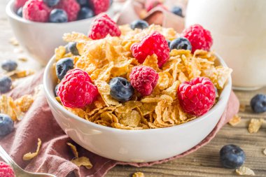 Süt ve çilek ile kahvaltı Mısır Flakes