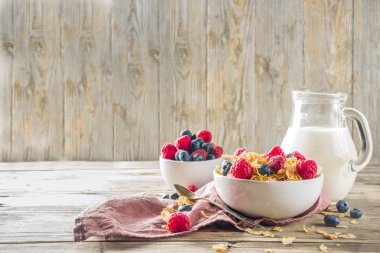 Süt ve çilek ile kahvaltı Mısır Flakes