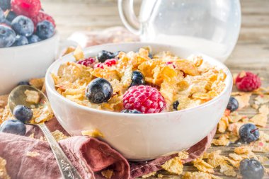 Süt ve çilek ile kahvaltı Mısır Flakes