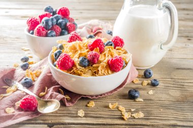 Süt ve çilek ile kahvaltı Mısır Flakes