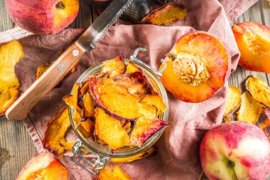 Ev yapımı kurutulmuş şeftali