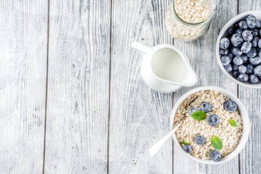 Sağlıklı tahıl ve süt kahvaltı konsepti