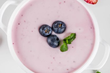 Çeşitli tatlı kremsi meyve ve meyve çorbaları