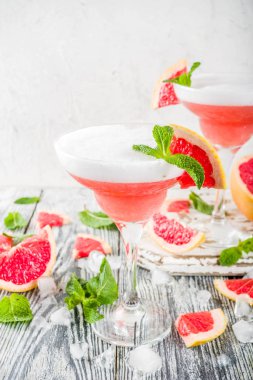  Soğuk narenciye martini kokteyli. Aperol spritz