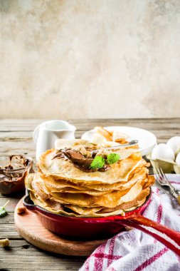 Çikolata soslu ev yapımı krep