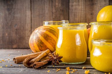 Farklı cam kavanozlarda kabak püresi