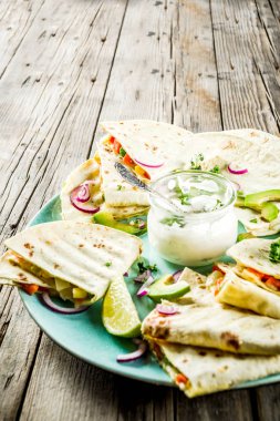 beyaz sos ile Meksika quesadilla
