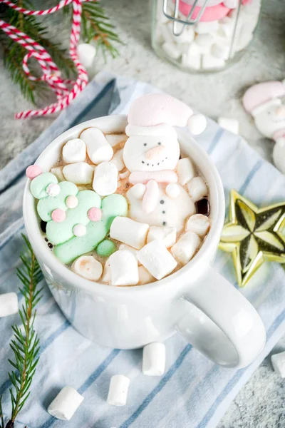 Heiße Schokolade mit lustigem Marshmallow — Stockfoto