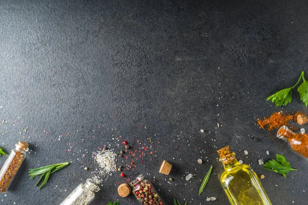 Cozinhar fundo de alimentos com ervas, azeite e especiarias — Fotografia de Stock