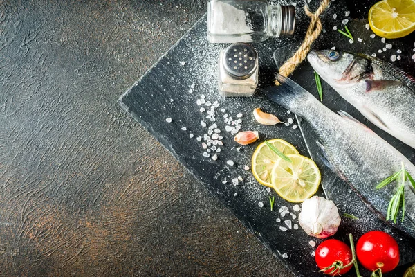 Pescado de lubina crudo con especias — Foto de Stock