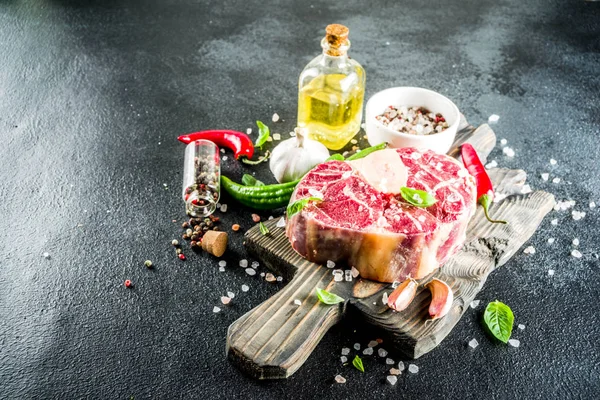 Bife cru de ossobuco com especiarias — Fotografia de Stock