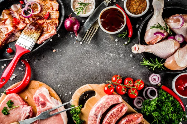 Várias carnes cruas prontas para churrasqueira e churrasco — Fotografia de Stock