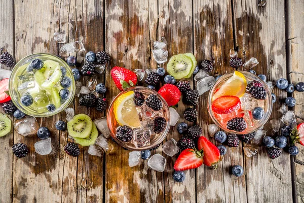 Lemonad, vatten med färska bär — Stockfoto