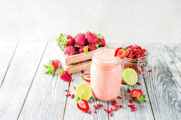 Batido de fresa y goji —  Fotos de Stock