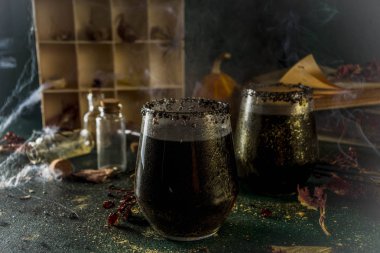 Cadılar Bayramı Cadılar Brew siyah Sangria