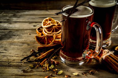 Baharatlar ile sıcak mulled bira