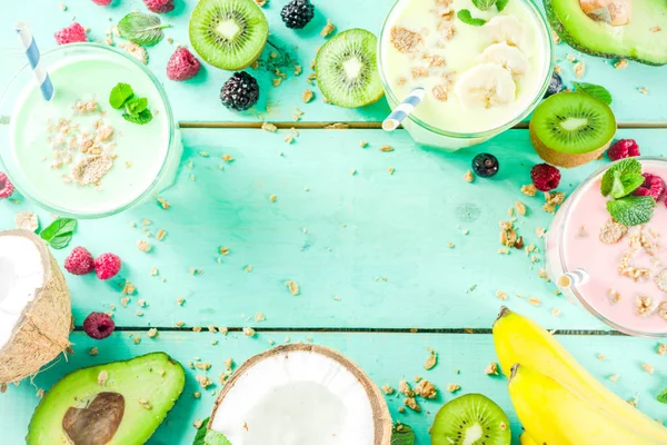 Refreshing milkshakes or smoothies — Stock Photo, Image