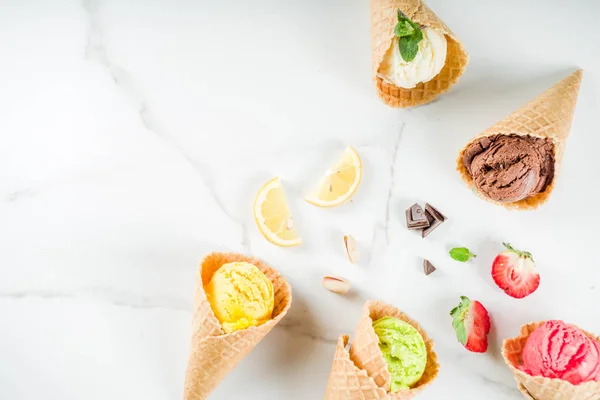 Fruta colorida e sorvete de baga — Fotografia de Stock