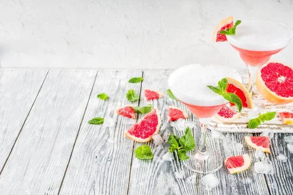 Cóctel de martini con cítricos fríos. Aperol spritz — Foto de Stock