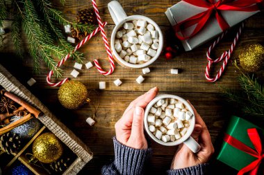 Kız marshmallow ile sıcak çikolata içecekler