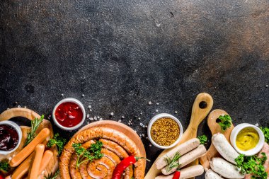Izgara için hazır çeşitli sosis