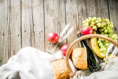 piknik sepeti meyve ekmek ve şarap