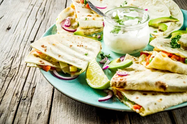 Quesadilla meksiko dengan saus putih — Stok Foto