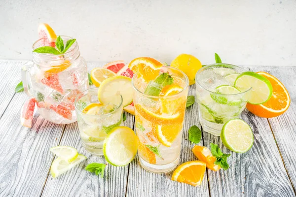 Quatro tipos de limonada cítrica ou mojito — Fotografia de Stock