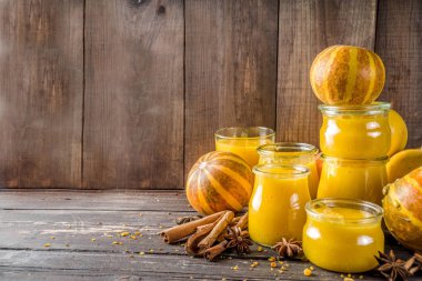 Farklı cam kavanozlarda kabak püresi