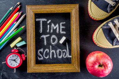 Okul eğitim malzemeleri kara tahta zemin üzerinde