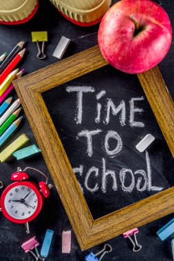 Okul eğitim malzemeleri kara tahta zemin üzerinde