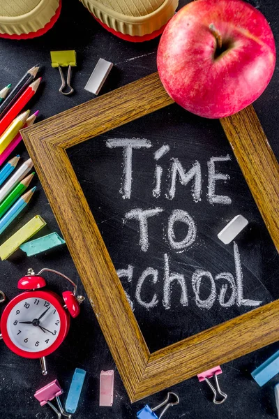 Okul eğitim malzemeleri kara tahta zemin üzerinde