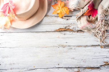 Şapka, battaniye ve yaprakları ile sonbahar kompozisyon