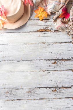 Şapka, battaniye ve yaprakları ile sonbahar kompozisyon