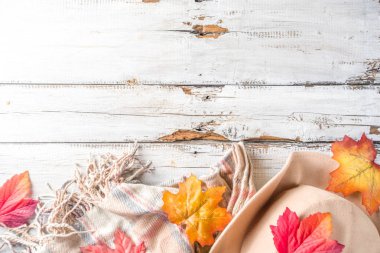 Şapka, battaniye ve yaprakları ile sonbahar kompozisyon