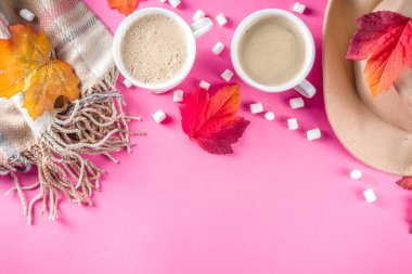 Sonbahar Flatlay kapuçino veya sıcak çikolata